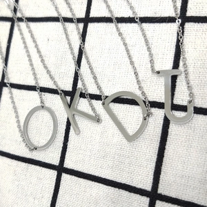 Zilveren roestvrijstalen kettingen met letterhangers O, K, D en U voor vrouwen