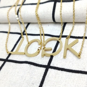 Gepolijste gouden letterkettingen met LOOK-hangers en fijne roestvrijstalen schakelkettingen