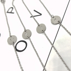 Minimalistisches Silberarmband aus Edelstahl mit rundem Anhänger und Buchstaben-Gravur