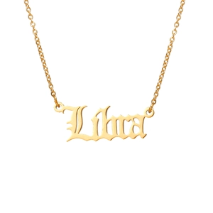 Collar de Libra en acero inoxidable dorado con fuente inglesa antigua sobre fondo blanco