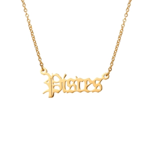 Primer plano del colgante Piscis dorado con letras góticas en cadena minimalista