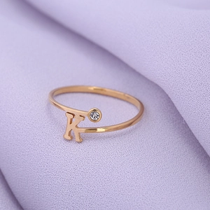 Verstelbare gouden ring met letter K en zirkonia voor dames moderne uitstraling