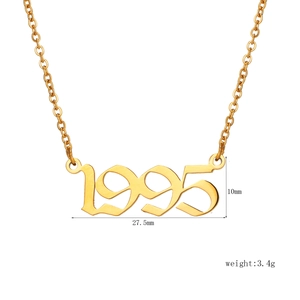 Collier en acier doré avec pendentif année 1995 de 27,5 mm et poids de 3,4 g