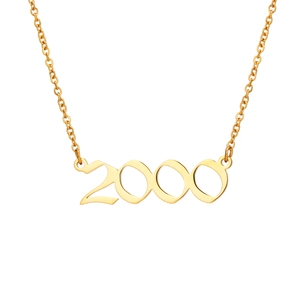 Détail du pendentif année 2000 sur un collier en acier inoxydable doré brillant