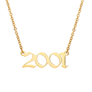 Gros plan détaillé du pendentif année 2001 en or sur une chaîne fine en acier inoxydable