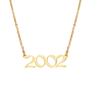 Vue détaillée du pendentif année 2002 sur un collier en acier inoxydable doré