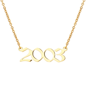 Vue détaillée du collier doré en acier inoxydable avec pendentif chiffre 2003 ajouré