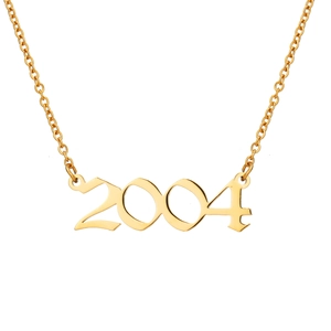 Gros plan d'un collier doré avec pendentif année 2004 en style gothique sur chaîne fine