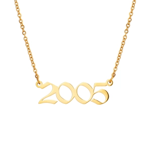 Détail d'un collier pendentif année 2005 en acier inoxydable plaqué or poli
