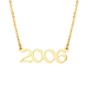 Détail du pendentif de l'année 2006 sur une fine chaîne en acier inoxydable doré