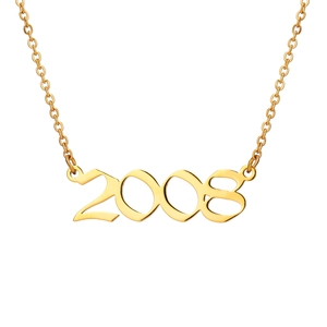Détail d'un collier doré en acier inoxydable avec pendentif année 2008 sur chaîne fine