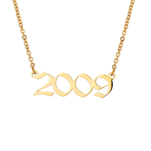 Vue détaillée du collier en acier inoxydable doré année 2009 avec pendentif ajouré d'art
