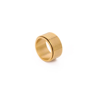 Détail d'une bague rotative mantra en acier inoxydable doré avec gravures de caractères