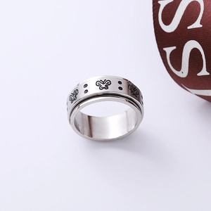 Bague spinner en acier inoxydable poli avec motifs de papillons noirs gravés