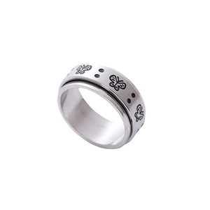 Bague anti-stress en acier inoxydable poli avec motifs de papillons gravés