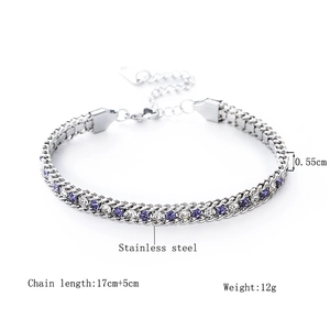 Détail du bracelet en acier inoxydable de 5,5mm avec cristaux violets et blancs et fermoir mousqueton