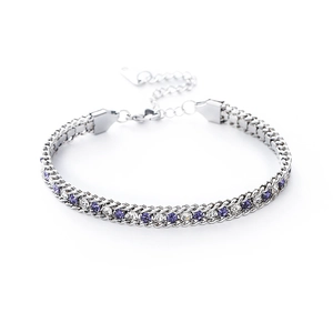 Bracelet en acier argenté avec cristaux de zircone violets et blancs et fermoir mousqueton