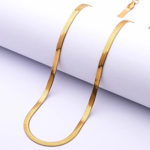Macro-opname van een goudkleurige roestvrijstalen platte slangenketting met visgraat