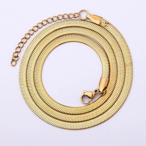 Detail van de gouden slangenketting met karabijnsluiting en verstelbare verlengketting