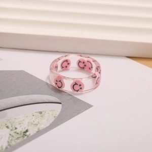 Anillo de resina transparente con caritas sonrientes rosas en estilo moderno Y2K