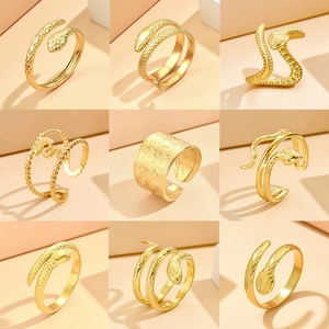 Set aus 9 Vintage Schlangenringen mit Goldbeschichtung, verstellbar und Schuppenstruktur
