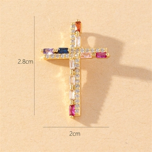 Λήψη macro χρυσού σταυρού 2,8cm x 2cm με πολύχρωμα ζιργκόν και ενδείξεις διαστάσεων