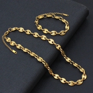 Elegantes Set aus goldfarbener Edelstahl-Kaffeebohnenkette und passendem Armband