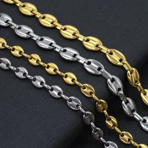 Detailansicht der gold- und silberfarbenen Gliederkette auf schwarzem Leder