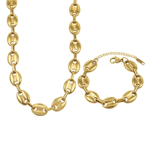 Detail eines vergoldeten Kaffeebohnen Gliederschmuck-Sets mit Halskette und Armband