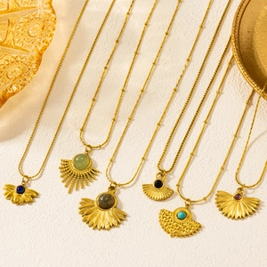 Colliers bohèmes avec pendentif en éventail et pierres naturelles soleil doré