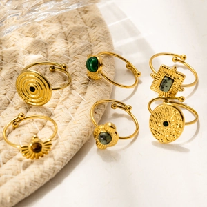 Détails de bagues vintage dorées avec pierres naturelles et motifs soleil