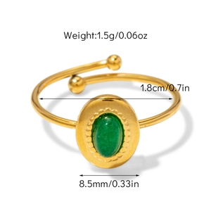 Détails d'une bague ajustable dorée avec pierre verte et mesures de taille précises