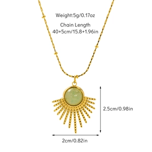 Détails du pendentif soleil bohème avec pierre verte, chaîne 40+5cm et taille de 2,5cm
