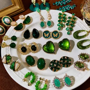 Set mit smaragdgrünen Vintage-Ohrringen mit Goldakzenten und Kristallverzierungen