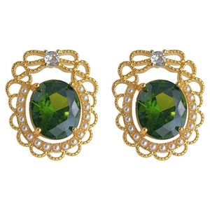 Vintage Goldohrringe mit Smaragd-Edelstein und Perlenkranz auf weißem Hintergrund