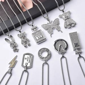 Zilveren stier hanger met strassteentjes aan lange roestvrijstalen ketting