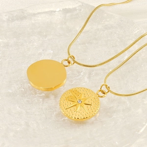Collier chic avec pendentif étoile dorée et chaîne serpent pour femme accessoire élégant