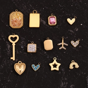 Detailoverzicht van 18K vergulde mini-hangers met kleurrijke micro-ingelegde stenen en kristal