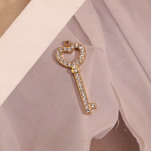 Detail macro-opname van een hartvormige sleutelhanger in 18K goudverguldsel met microkristallen