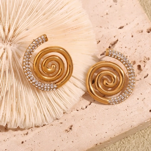 Boucles d'oreilles spirale plaquées or 18 carats avec pavé de zircons blancs étincelants