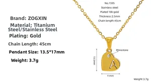 Vue macro du pendentif cœur plaqué or 18K avec lettre A évidée et cristal brillant