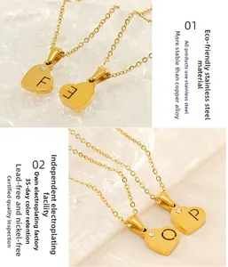 Détail du pendentif cœur plaqué or 18K avec incrustation de zircon et lettre gravée