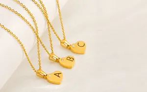 Détail du collier coeur plaqué or 18K avec lettres A, B, C ajourées et pierre cristal