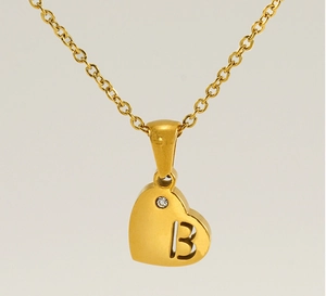 Détail du pendentif cœur en or 18K avec lettre B évidée et cristal sur chaîne en O