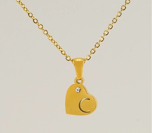 Gros plan du pendentif cœur plaqué or 18K avec zircon et gravure de la lettre C