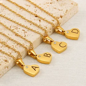 Collier cœur en acier inoxydable doré 18K avec gravure de lettre et pierre en zircone