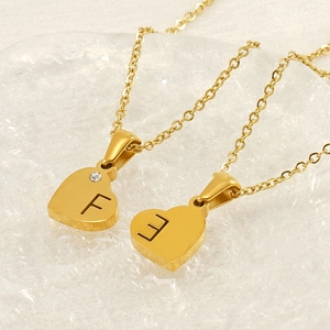 Collana con pendente a cuore placcato oro 18K con lettera e accento di cristallo lucido