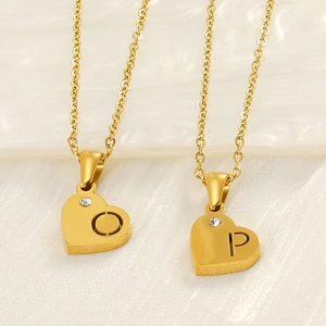 Collier pendentif coeur en or 18 carats avec lettres O et P et un petit diamant étincelant