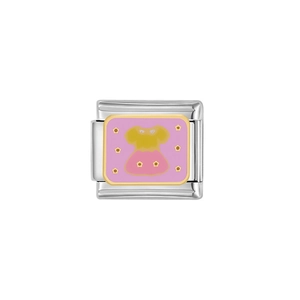 Détail macro du maillon de bracelet italien avec robe rose et étoiles dorées