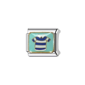 Détail d'un charm en acier inoxydable avec motif polo à rayures bleues et blanches